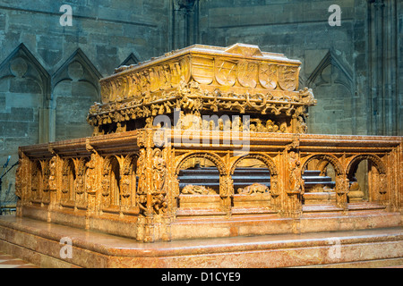 Vienne, St Stephen's Cathedral, l'empereur Frédéric III soulevées du sarcophage Banque D'Images