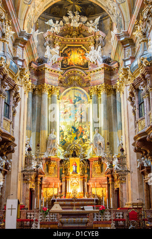 Intérieur doré de Saint Peters Church, (1702), bâti Peterskirche, Vienne, Autriche Banque D'Images