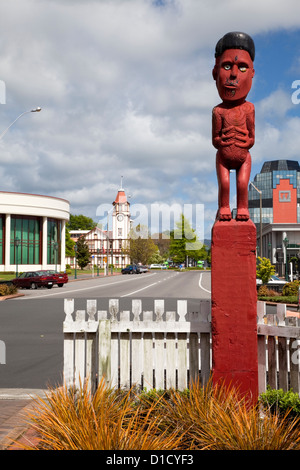 Totem Maori et tour de l'horloge, à la sortie des jardins du gouvernement. Rotorua, île du nord, en Nouvelle-Zélande. Banque D'Images