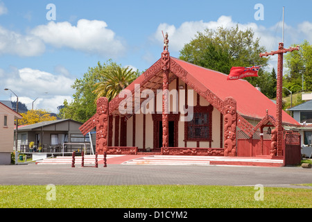 Marae Maori (Maison de réunion), Village de Ohinemutu, Rotorua, île du nord, en Nouvelle-Zélande. Reconstruite 1942-1943. Banque D'Images