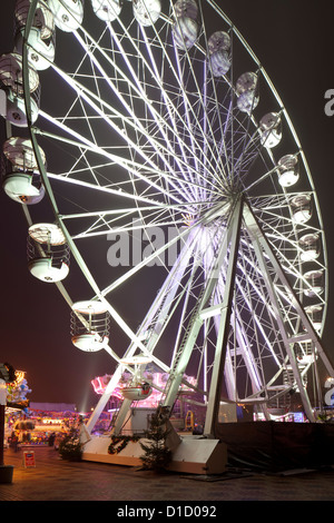 Grande Roue et fun fair à Centenary Square avec le marché de Noël annuel de la ville de Birmingham, England, UK Banque D'Images