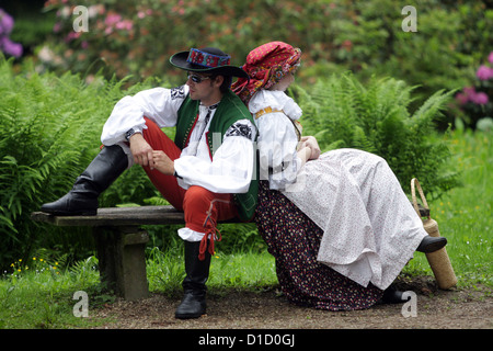 Homme et femme en costume folklorique sur un banc tchèque Folklore de la République Banque D'Images