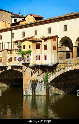 Le Ponte Vecchio et ses boutiques enjambant la rivière Arno, Florence Italie Banque D'Images
