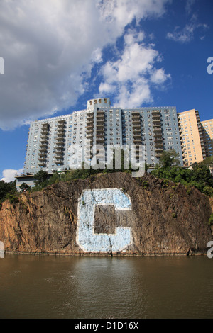 C'Rock. L'Université de Columbia varsity C peinte sur un rocher, Riverdale, Harlem River, Bronx, New York City, USA Banque D'Images