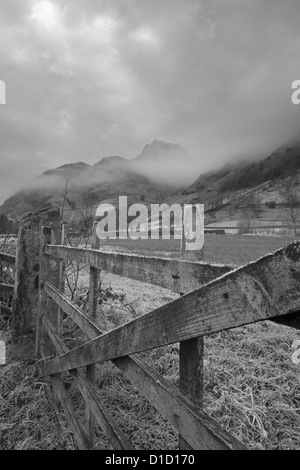 Frosty ferme avec langdale pikes dans la distance, Elterwater, Parc National de Lake District, Cumbria, England, UK Banque D'Images