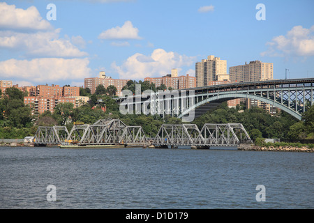 Henry Hudson Bridge, pont de Spuyten Duyvil, Harlem River, reliant le Bronx et Manhattan, New York City, USA. Banque D'Images