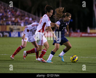 BOCA Raton, FL - 15 DÉCEMBRE : Tobin Heath # 17 de la France se bat pour la balle contre la Chine à FAU Stadium le 15 décembre 2012 à Boca Raton en Floride aux Etats-Unis défait la Chine 4-1. Photo par Mauricio Paiz Banque D'Images