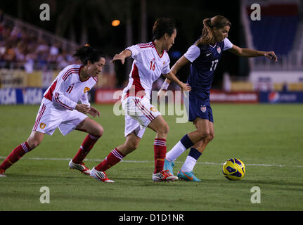 BOCA Raton, FL - 15 DÉCEMBRE : Tobin Heath # 17 de la France se bat pour la balle contre la Chine à FAU Stadium le 15 décembre 2012 à Boca Raton en Floride aux Etats-Unis défait la Chine 4-1. Photo par Mauricio Paiz Banque D'Images