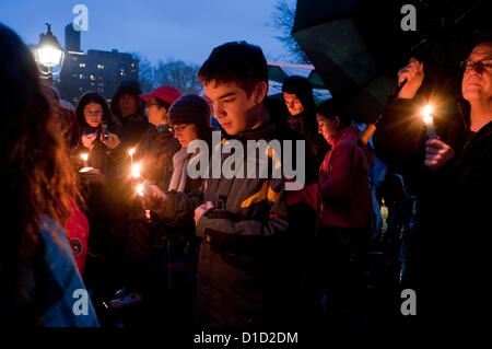 New York, NY - 16 décembre 2012, les New-Yorkais se sont réunis à la pluie, à Washington Square Park, pour une veillée aux chandelles pour commémorer les victimes de la fusillade de l'école élémentaire de Sandy Hook . Les participants comprenaient des représentants élus et des membres du clergé des Églises locales qui a appelé à des lois de contrôle des armes à feu. Banque D'Images