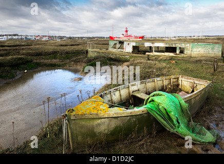 Les vestiges d'un ancien canot en bois abandonnés dans l'Tollesbury Schorres. Banque D'Images