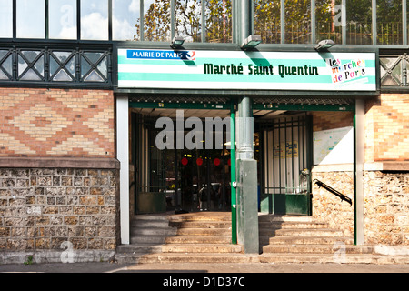 Entrée de Marché St Quentin, rue Magenta, un marché couvert dans le centre de Paris. Banque D'Images