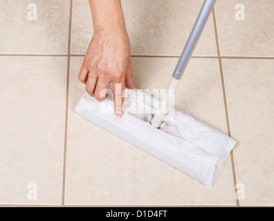 En plaçant la main sur de l'essuie-glace balai nettoyage papier pour salle de bains tile sweep Banque D'Images