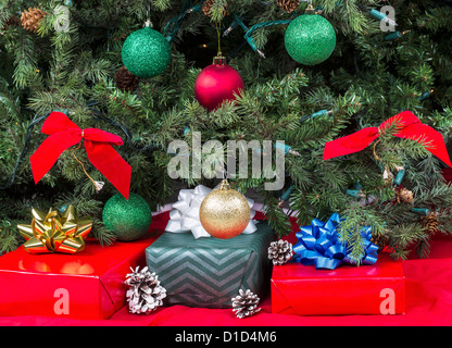 Cadeaux enveloppé pour des fêtes sous un arbre décoré Banque D'Images