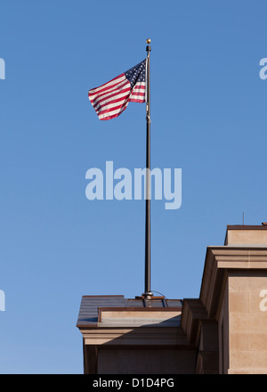 Drapeau américain au-dessus du bâtiment Banque D'Images