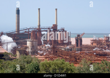 Fonderie aluminium/aluminium complexe industriel sur la côte, au lieu de Gladstone Queensland Australie avec mer en arrière-plan Banque D'Images