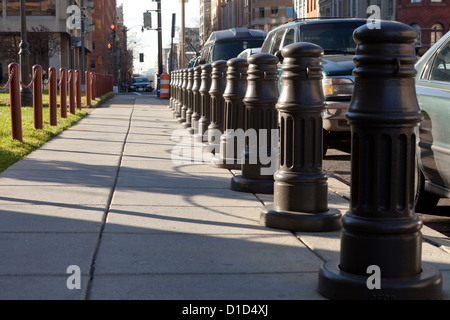 Bornes de protection en face de l'immeuble du gouvernement US ( barrière de sécurité bollards en acier) - Washington DC, USA Banque D'Images