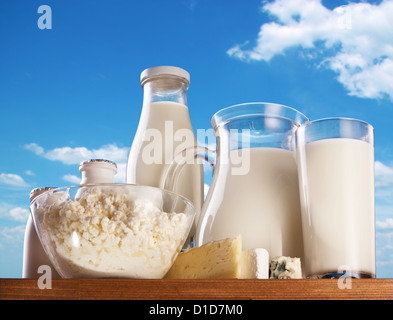 Des produits laitiers sur le fond de ciel. Banque D'Images