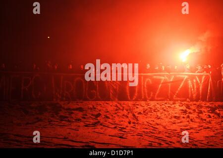 Gdynia , Pologne 17e, décembre 2012 42e anniversaire de 1970 manifestations polonais de Gdynia célébrée sous les victimes de décembre '70 monument à Gdynia. Arka Gdynia Équipe football fans reflets durant la cérémonie. Banque D'Images