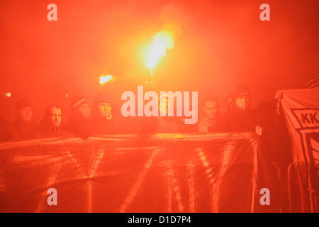 Gdynia , Pologne 17e, décembre 2012 42e anniversaire de 1970 manifestations polonais de Gdynia célébrée sous les victimes de décembre '70 monument à Gdynia. Arka Gdynia Équipe football fans reflets durant la cérémonie. Banque D'Images