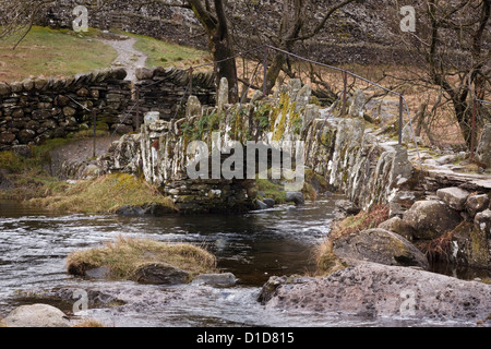 Pont Slater, old stone pack horse pont sur la rivière Brathay à Little Langdale, Lake District, Cumbria, England, UK Banque D'Images