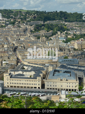 Vue sur le centre-ville de Bath Somerset England UK un site du patrimoine mondial ville géorgienne avec bains romains célèbres bâtiments new Southgate Banque D'Images