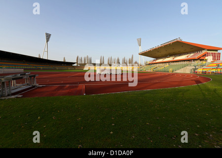 Vue sur le terrain de sport du stade Friedrich-Ludwig Jahnstadion à Berlin, Allemagne Banque D'Images