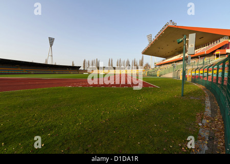 Vue sur le terrain de sport du stade Friedrich-Ludwig Jahnstadion à Berlin, Allemagne Banque D'Images