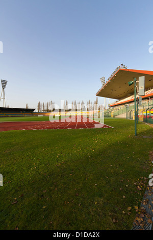 Vue sur le terrain de sport du stade Friedrich-Ludwig Jahnstadion à Berlin, Allemagne Banque D'Images