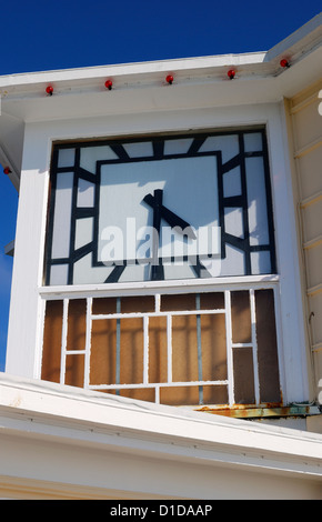 Réveil dans un style Art déco à l'extérieur de l'immeuble à jetée de Worthing. West Sussex. L'Angleterre. Montrant quatre heures et demie. Banque D'Images