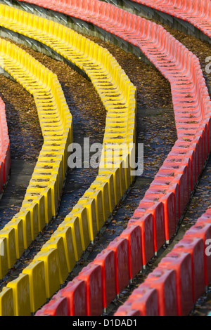 Des sièges en plastique coloré dans le stade Friedrich-Ludwig Jahn-à Berlin, Allemagne Banque D'Images