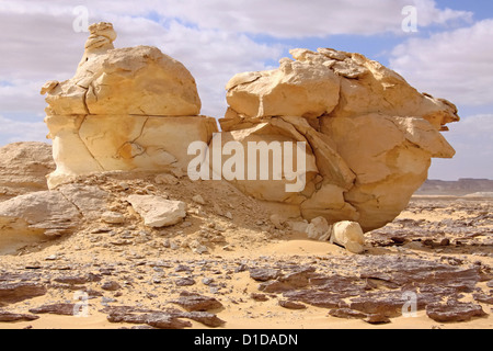 Le vent, le soleil et le sable sculptures calcaires modélisées dans le désert blanc, Egypte Banque D'Images