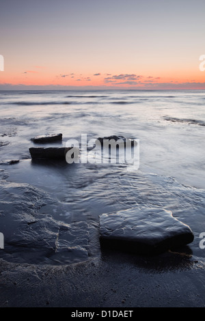 Kimmeridge Bay sur la côte jurassique du Dorset. La région est connue pour les fossiles et a été protégée par l'UNESCO. Banque D'Images