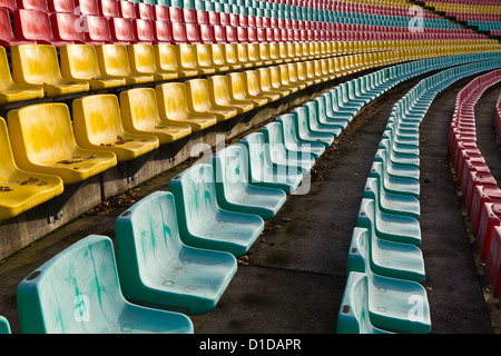 Des sièges en plastique coloré dans le stade Friedrich-Ludwig Jahn-à Berlin, Allemagne Banque D'Images