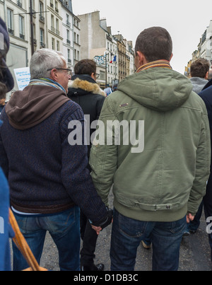Paris, France, des gens défilant dans la manifestation de mariage pro-gay, avec un couple gay LGBT, arrière, marchant, se tenant la main par derrière, des manifestations pour les droits des homosexuels Banque D'Images