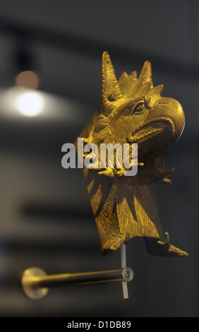 Le début du fer. L'influence romaine. Gryphon de Vimose. Une tête de gryphon de bronze doré. Peut-être une partie d'un casque de parade romain. Banque D'Images