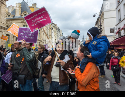 Paris, France, papa gay et familles de filles avec enfants, défilant dans la manifestation Pro Gay Marriage, manifestations avec de nombreux groupes d'activisme LGBT, mouvement pour l'égalité du mariage, marche de protestation pour les droits civiques de la famille, couples homosexuels, signes de protestation gay, parents LGBTQ+, couple gay avec enfants Banque D'Images