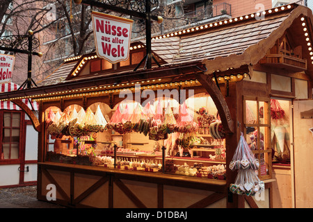 Marché de Noël traditionnel de blocage en bois vente de bonbons, chocolats et bonbons à la Potsdamer Platz, Berlin, Allemagne, Europe. Banque D'Images