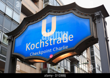 La station de métro Kochstrasse Bhf signe pour Checkpoint Charlie sur Friedrichstrasse, Berlin, Allemagne, Europe. Banque D'Images