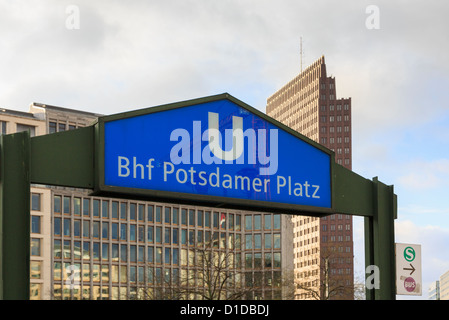 La station de métro Potsdamer Platz Bhf panneau à l'entrée avec des bâtiments modernes au-delà de Potsdamerplatz, Berlin, Allemagne Banque D'Images