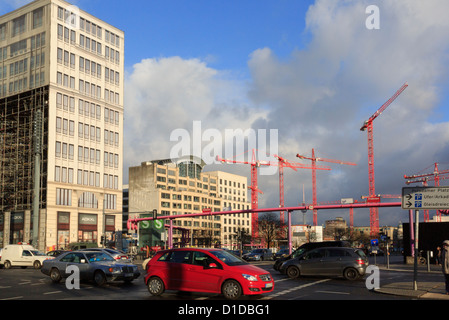 Rue animée avec des grues à nouveau sur le développement de la mort de l'ancien à la Potsdamer Platz, Berlin, Allemagne Banque D'Images