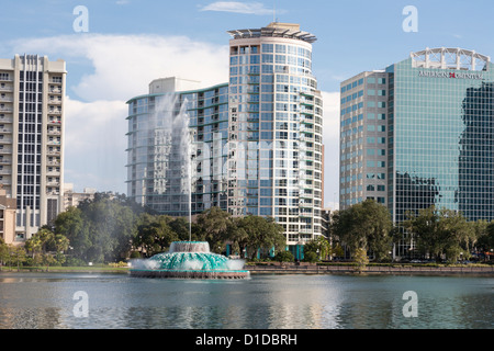 Les bâtiments de grande hauteur moderne derrière fontaine en lac Eola, au centre-ville d'Orlando, Floride Banque D'Images