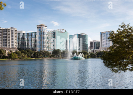 Les bâtiments de grande hauteur moderne derrière fontaine en lac Eola, au centre-ville d'Orlando, Floride Banque D'Images