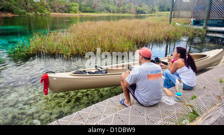 Kayak couple s'arrêter pour déjeuner le long de la rivière Arc-en-ciel de printemps nourris à Dunnellon en Floride Banque D'Images