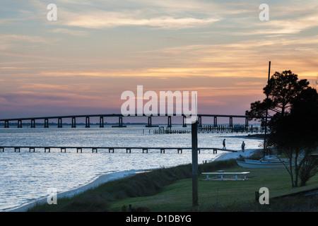 Quai de pêche et pont de l'autoroute sur Santa Rosa de son pendant le coucher du soleil à la Navarre, en Floride Banque D'Images