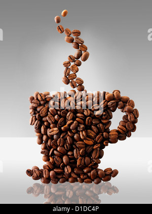 Grains de café dans la forme d'une tasse de café. Stock Photo Banque D'Images