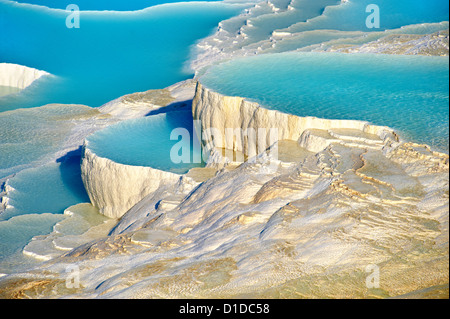 Pamukkale travetine terrasse cascade, composé de carbonate de calcium rock formations, Pamukkale, Turquie Banque D'Images