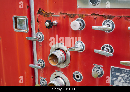Close-up Détail des contrôles sur Ford rouge antique 900 JACO fire engine Banque D'Images