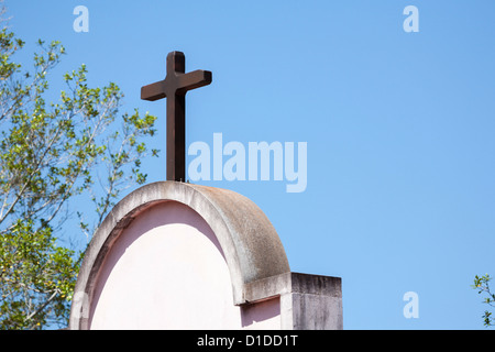 Traversez haut de parapet en arc sur l'église au centre-ville historique de Saint Augustine, Floride, USA Banque D'Images