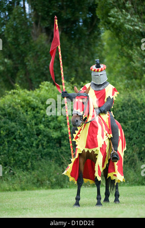 Rouge et Jaune à cheval chevalier Banque D'Images