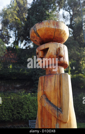 'Chemamul" (Statue de protéger un chef de guerre Mapuche enterré sous des mauvais esprits), parc de la colline de Santa Lucia, Santiago, Chili Banque D'Images